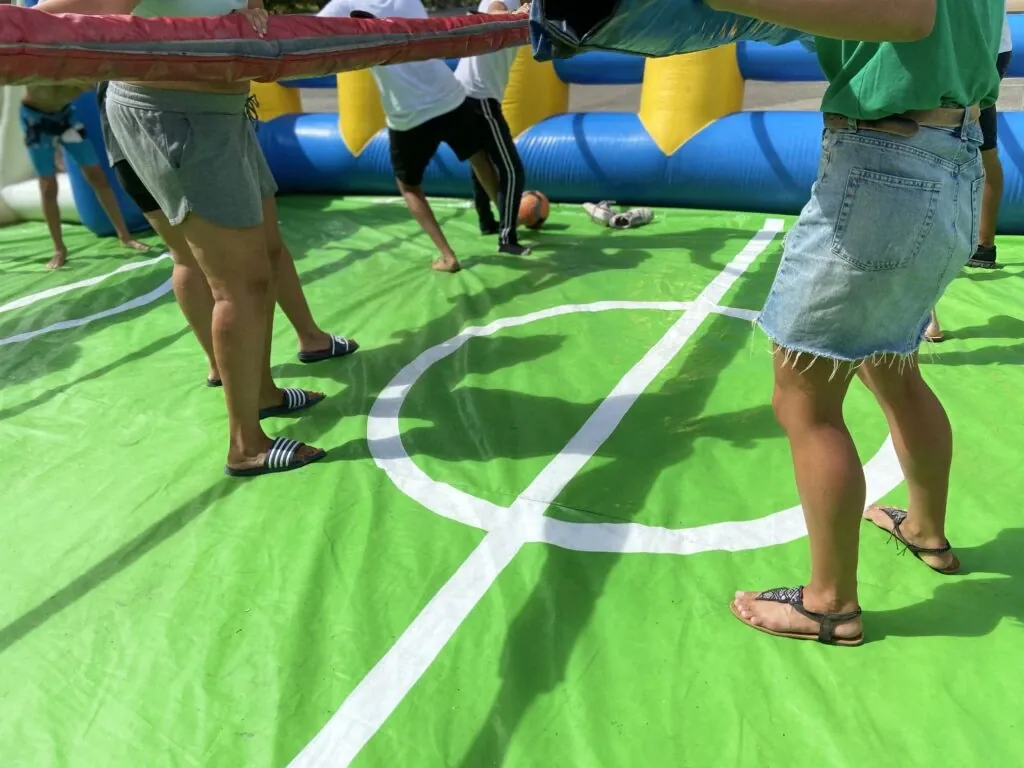 Baby foot géant
