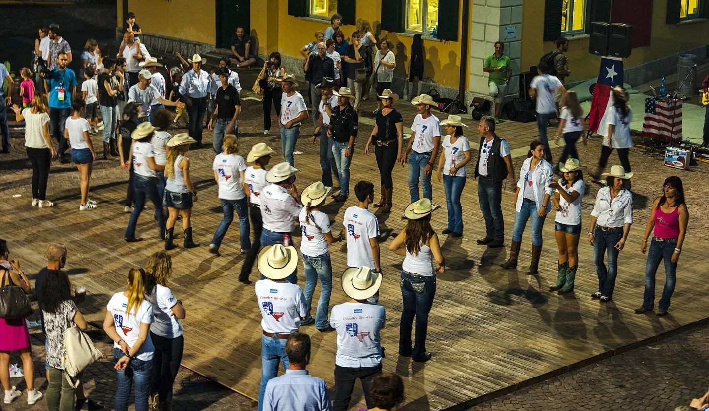 Illustration de danseuses country