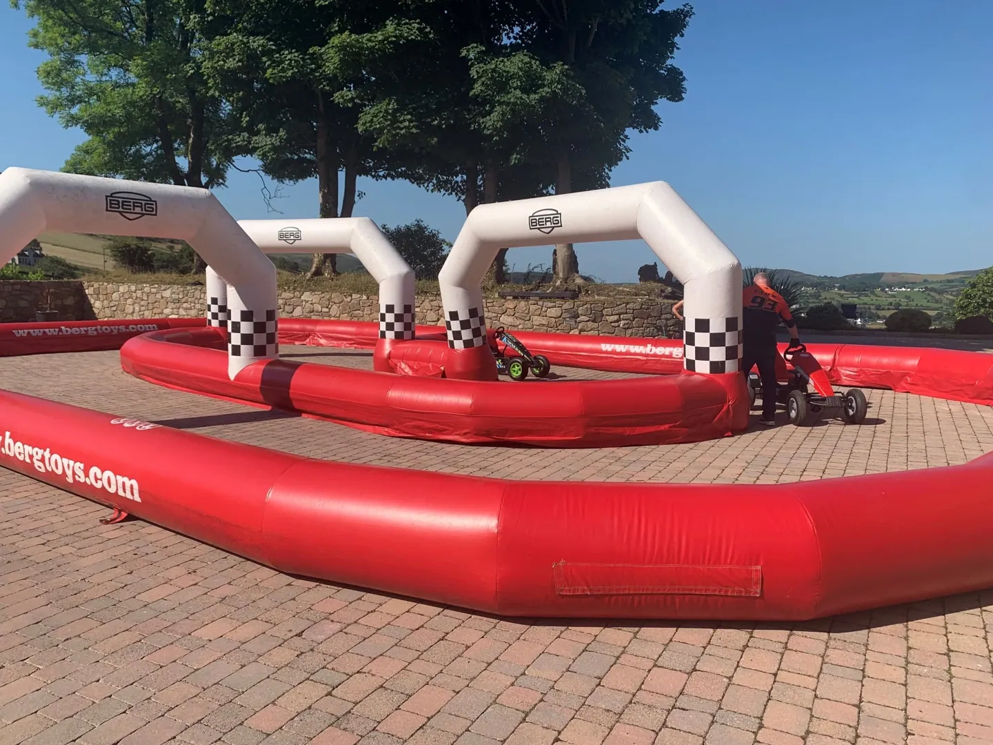 Illustration de location circuit karting gonflable