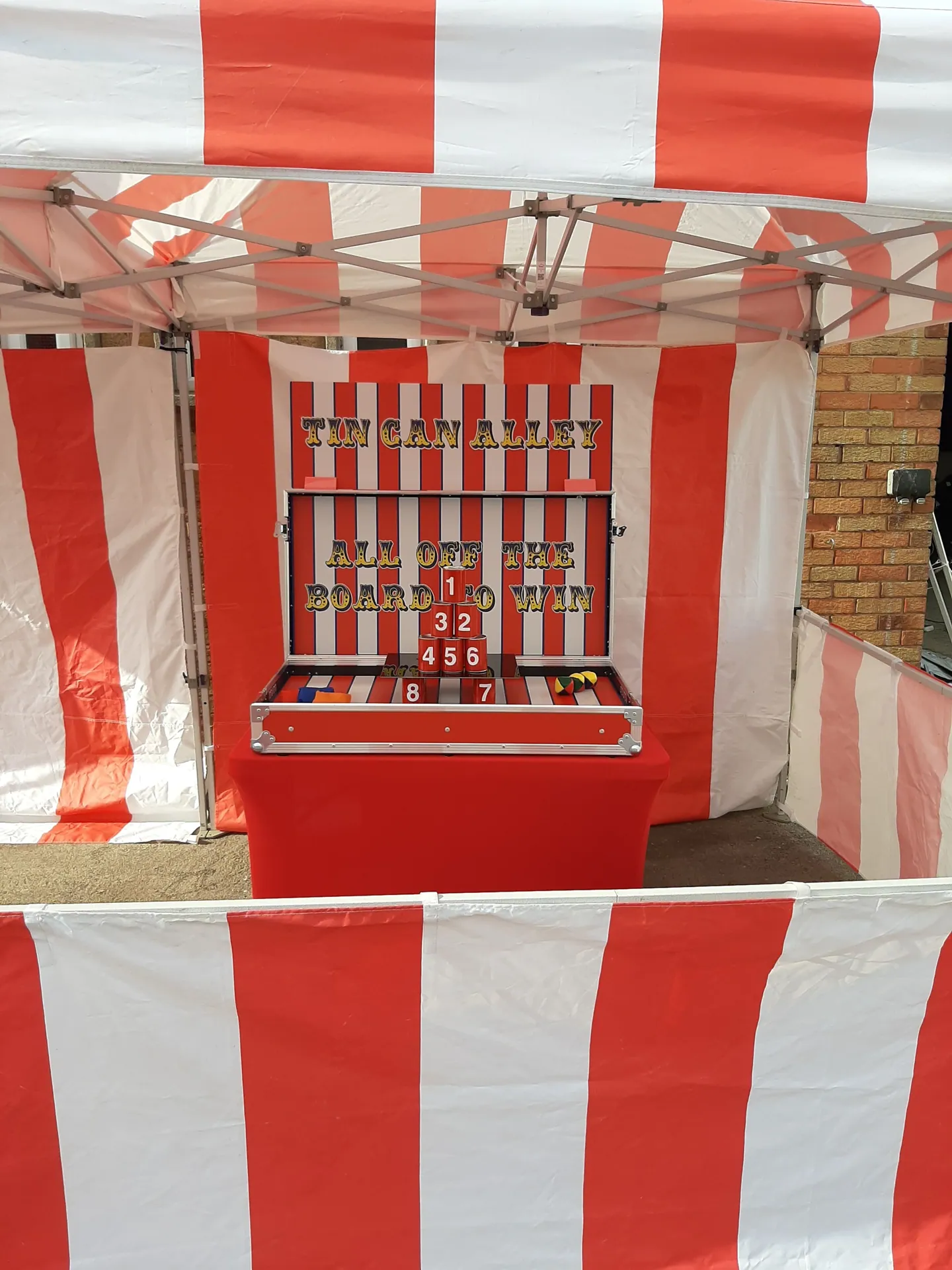 Illustration de location stand chamboule tout