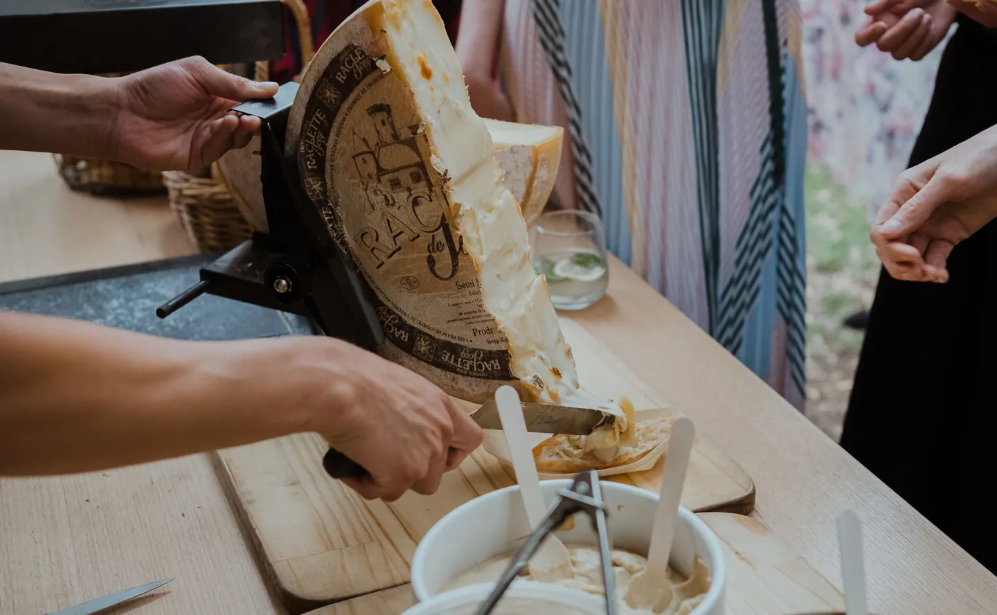 Location stand raclette et charcuterie