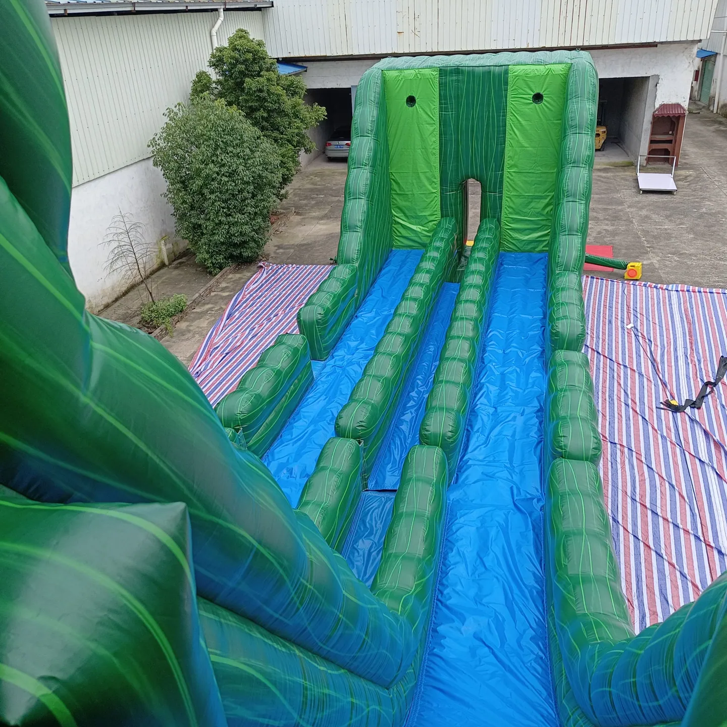 Illustration de location tyrolienne gonflable