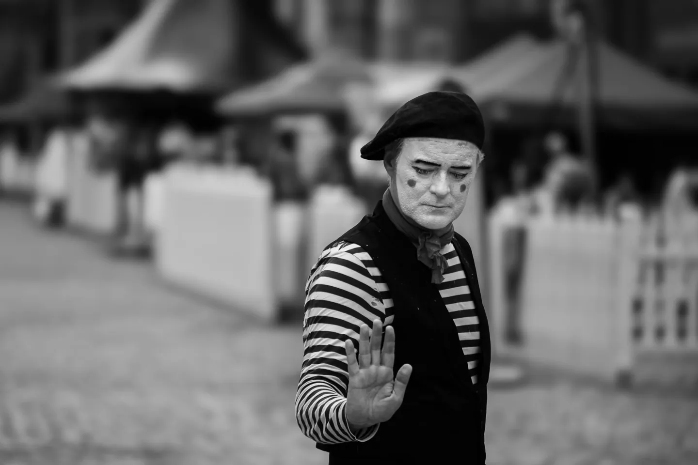Un mime en représentation, maquillage blanc et tenue de scène