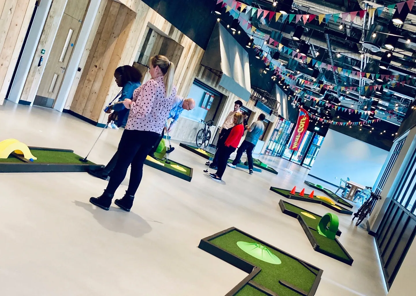 Illustration de mini golf d'intérieur