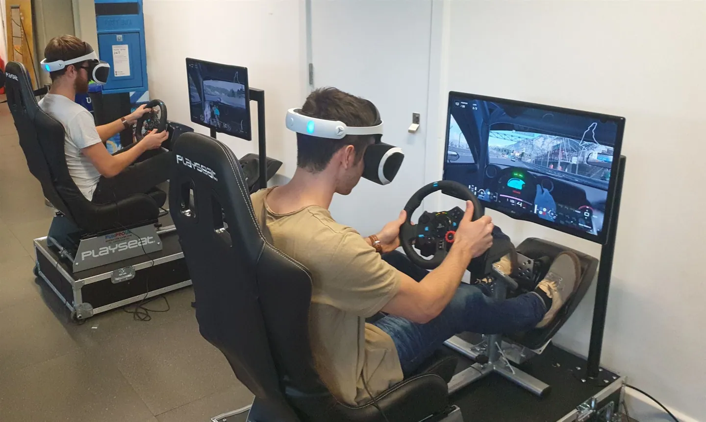 Illustration de simulateur de conduite en réalité virtuelle