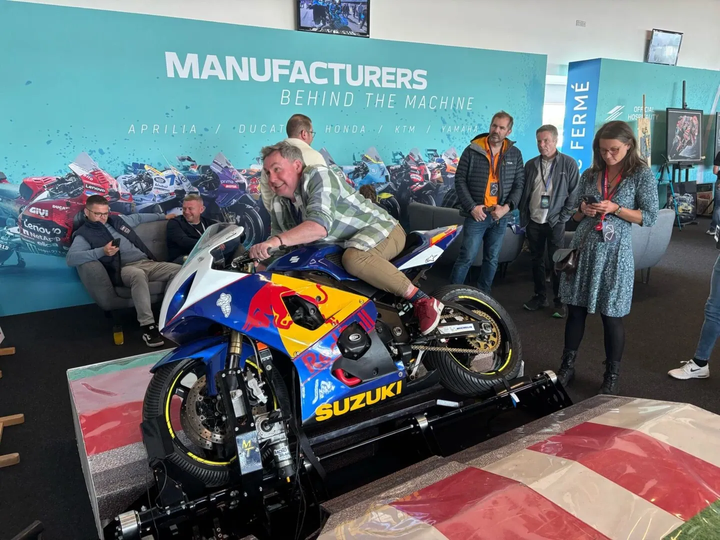 Illustration de simulateur moto gp sur vérins