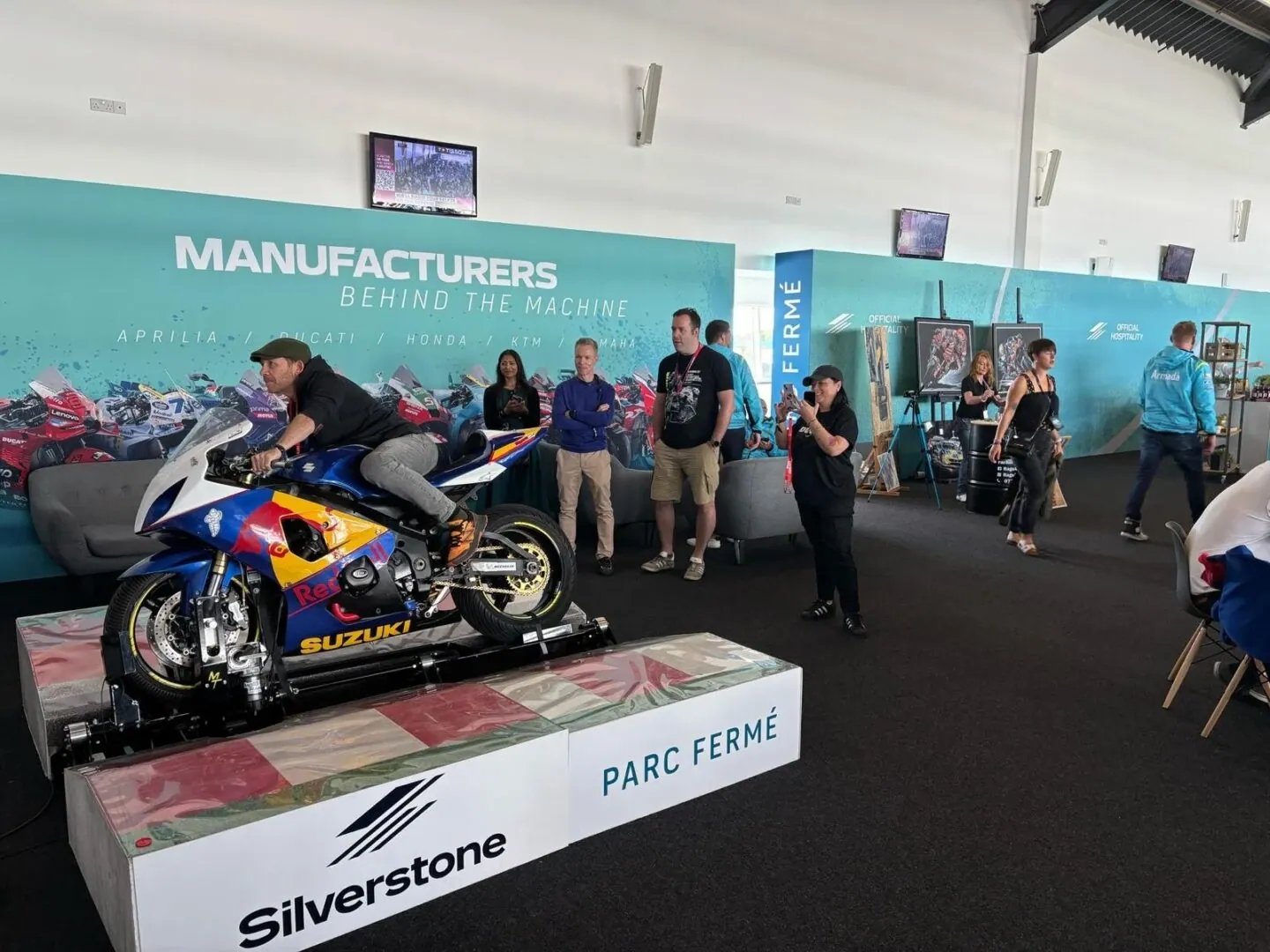 Simulateur moto GP sur vérins