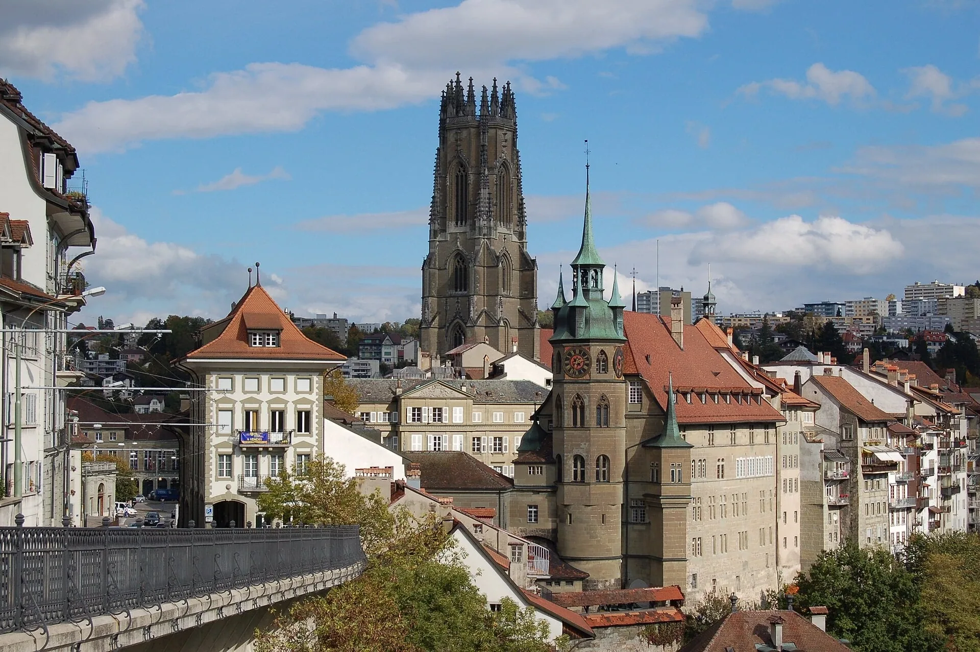 Illustration : Panorama de la vieille ville de Fribourg et de sa cathédrale