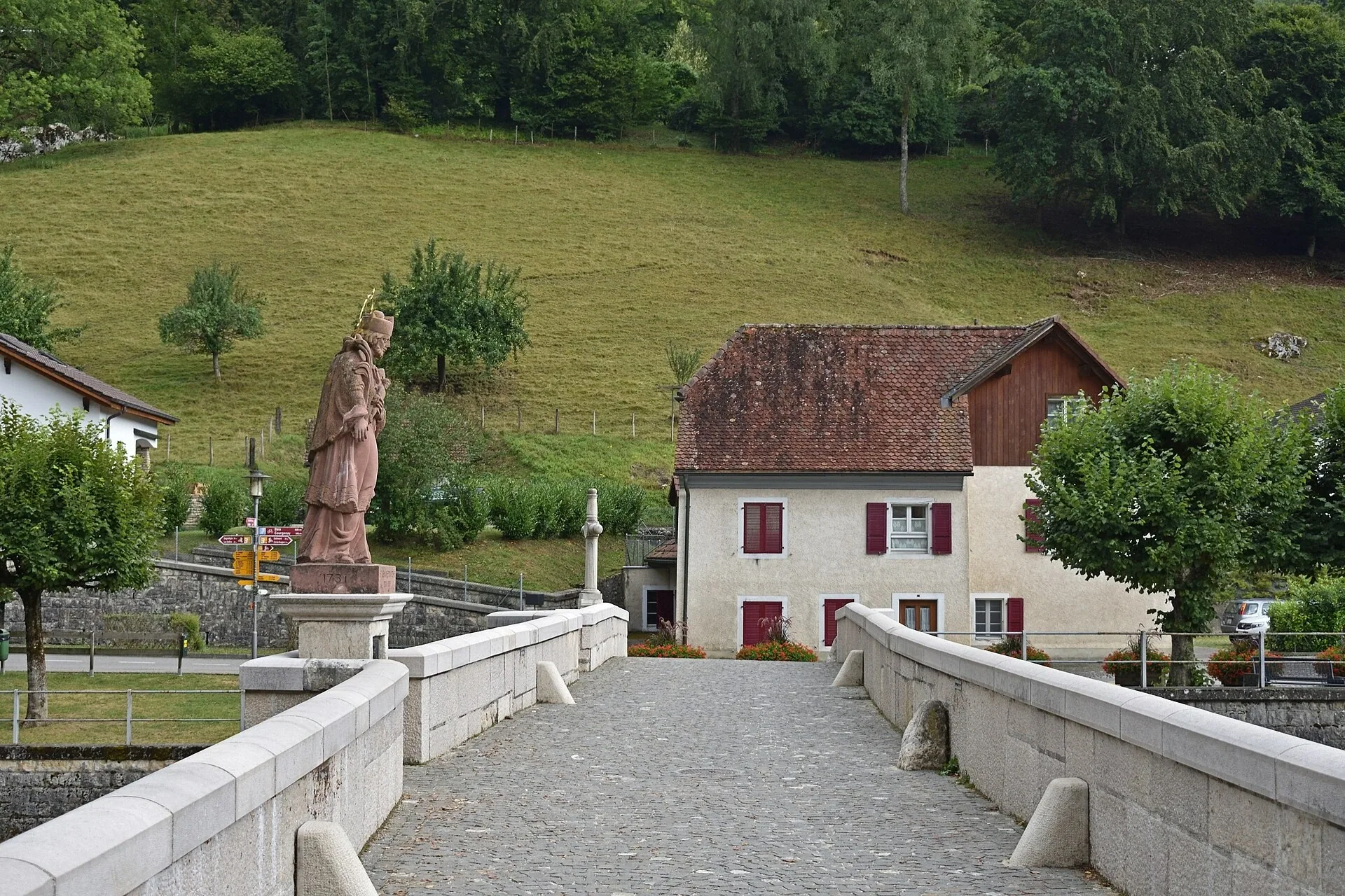 Illustration : Le pont historique de Saint-Ursanne dans le canton du Jura