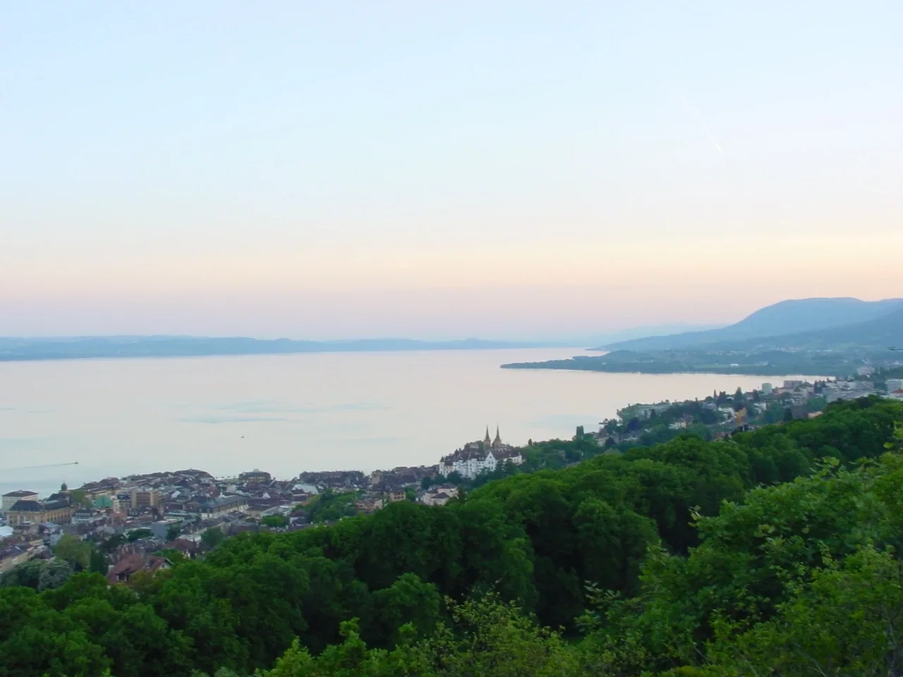 Illustration : Vue sur Neuchâtel et son lac depuis la Roche de l’Ermitage